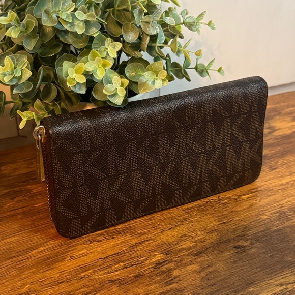 Michael Kors Signature Large Zip-Around Wallet / Clutch in classic brown - Picture 4 of 9